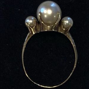 Fashion ring….3 pearls